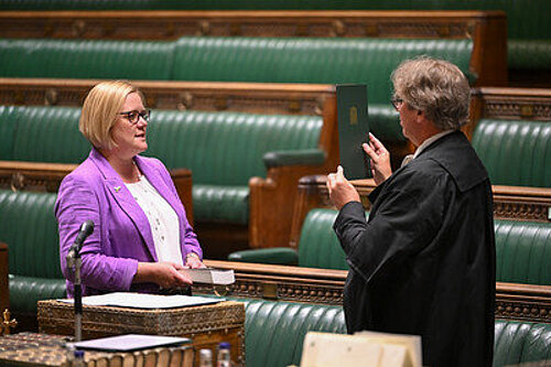 Zöe Franklin being sworn into Parliament